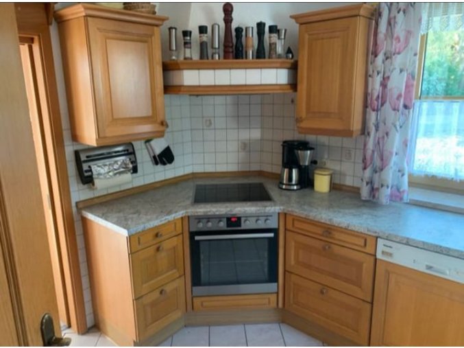 Krásná prostorná rustikální dubová kuchyňská linka se spotřebiči a integrovaným barovým pultem