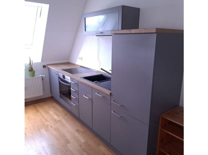 Moderní 7 let stará kuchyňská linka s vestavěnými spotřebiči Zanussi