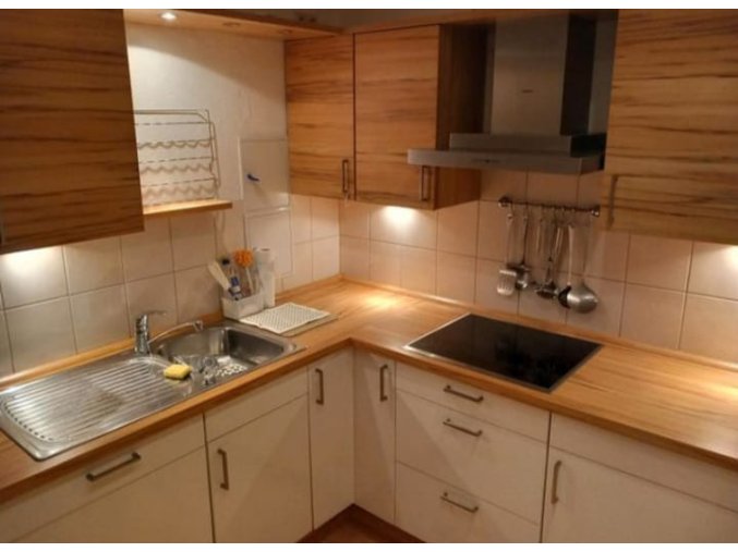 Krásná moderní kuchyňská linka s vestavěnými spotřebiči