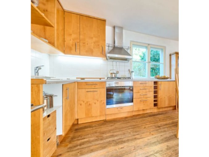 Krásná kuchyňská linka z masivu s vestavěnými spotřebiči