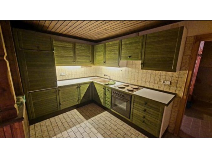 Zelená kuchyně z masivu se spotřebiči