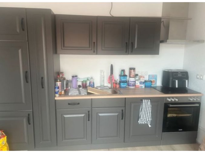 Nová šedá kuchyňská linka se spotřebiči