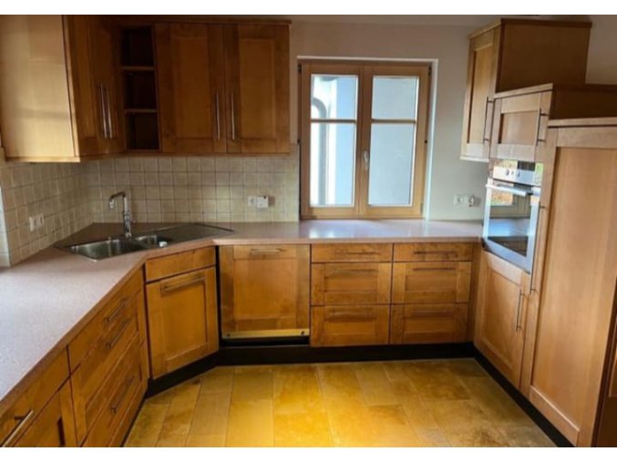 Moderní kuchyňská linku z masivu