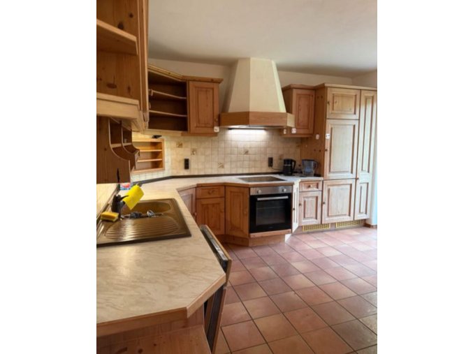 Velká kuchyně z masivu se spotřebiči