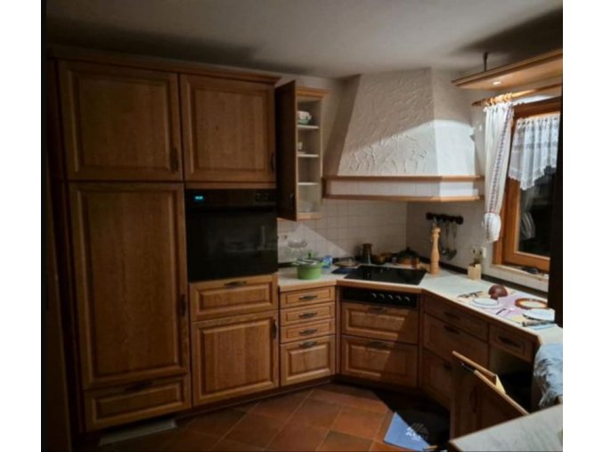 Dubová rustikální kuchyňská linka se spotřebiči