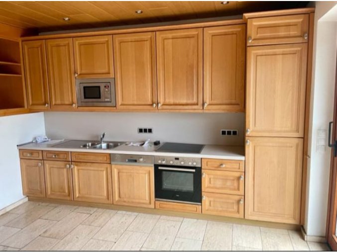 Kuchyně světlý dub masiv s vestavěnými spotřebiči