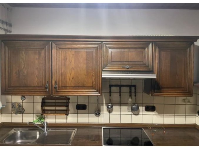 Tmavá rustikální kuchyňská linka se spotřebiči