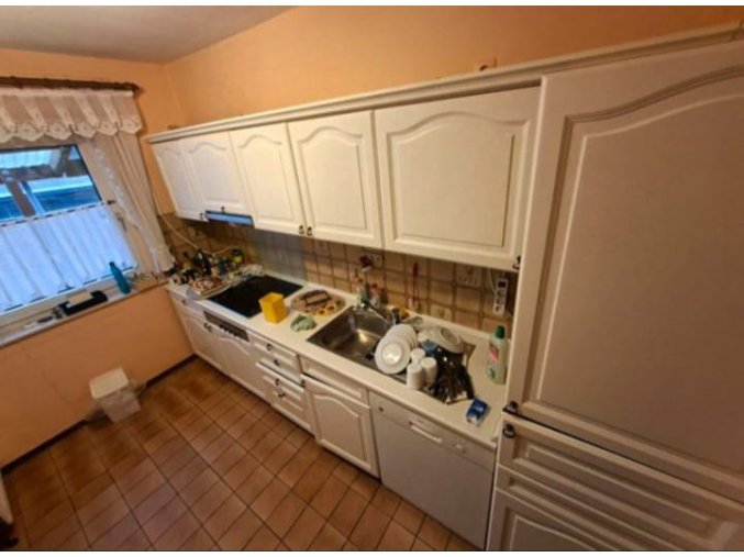 Krémová 2dílná kuchyně z masivu se zánovními spotřebiči