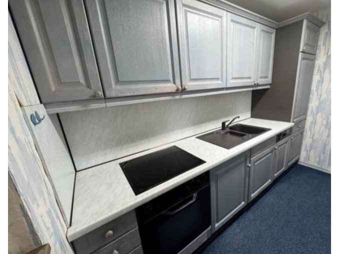 Kuchyně v kouřově modrém odstínu se spotřebiči