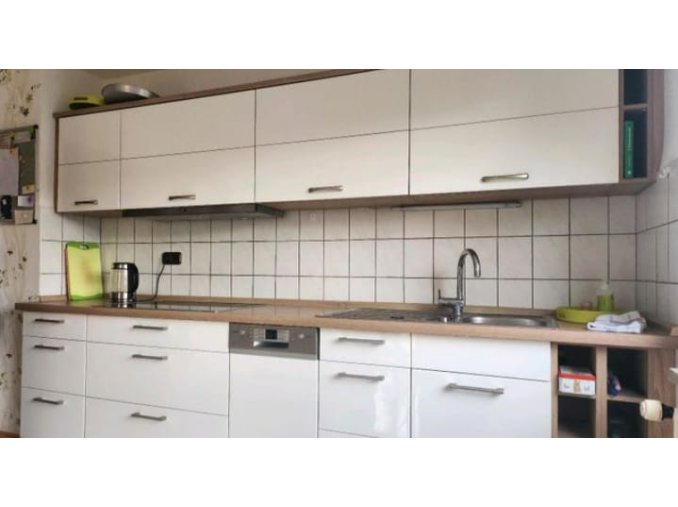 Luxusní moderní linka ve vysokém lesku s vestavěnými spotřebiči