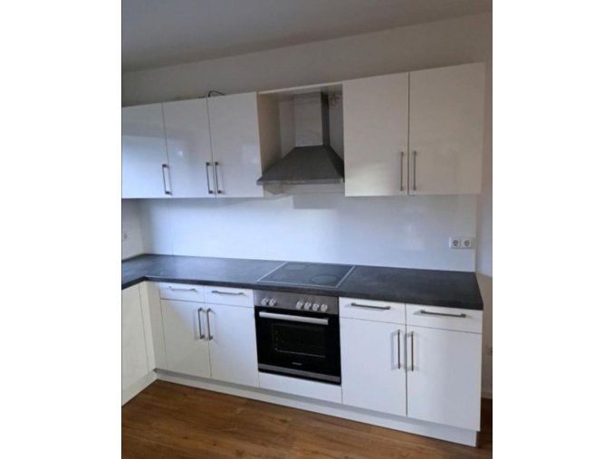 Kuchyňská linka ve vysokém lesku s vestavěnými spotřebiči