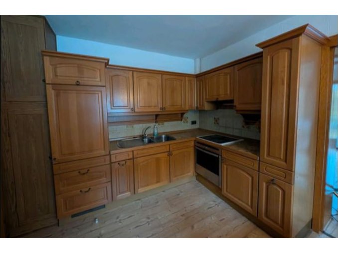 Kuchyně zn.Alno z masivu s vestavěnými spotřebiči a příborníkem