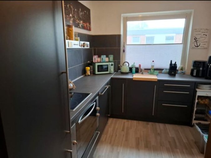 Moderní černá matná linka s vestavěnými spotřebiči