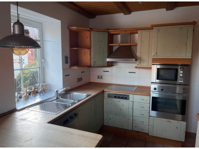 Nádherná kuchyně z masivu v severském stylu s vestavěnými spotřebiči