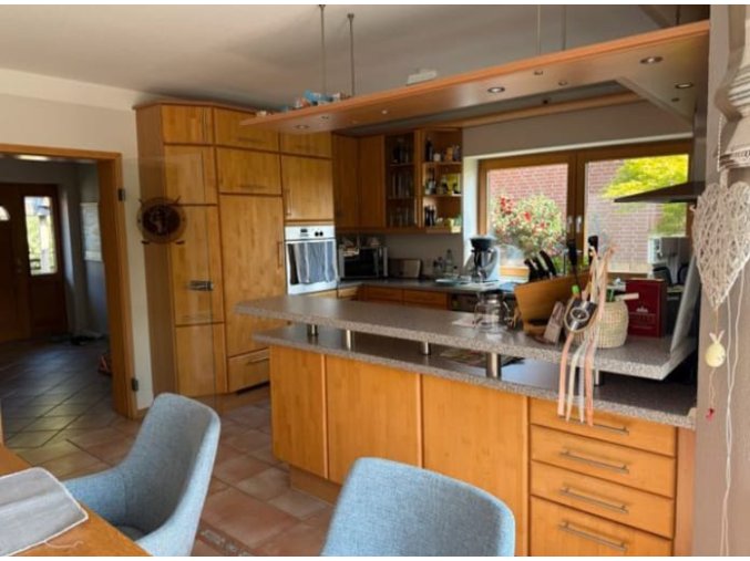 Prostorná kuchyně olše masiv s vestavěnými spotřebiči