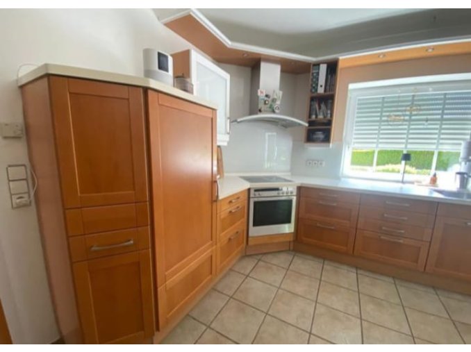 Buková moderní linka s vestavěnými spotřebiči