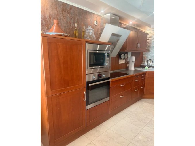 Luxusní vestavěná kuchyně se spotřebiči