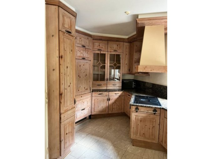 Nádherná kuchyně z masivu s vestavěnými spotřebiči