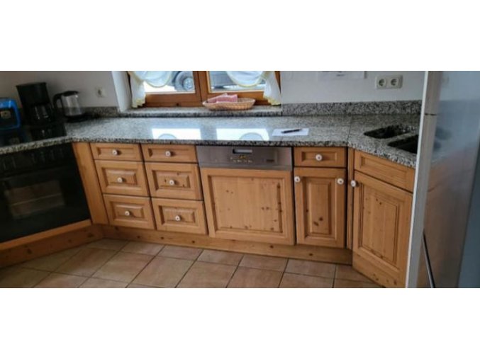 Smrková kuchyňská linka s vestavěnými spotřebiči