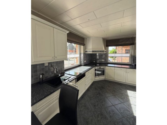 Moderní bílá venkovská kuchyně s vestavěnými spotřebiči