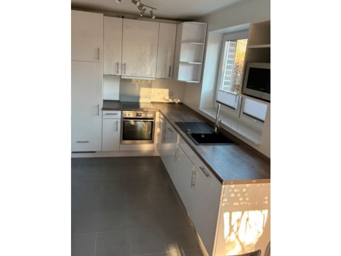 Moderní krémová linka ve vysokém lesku s vestavěnými spotřebiči