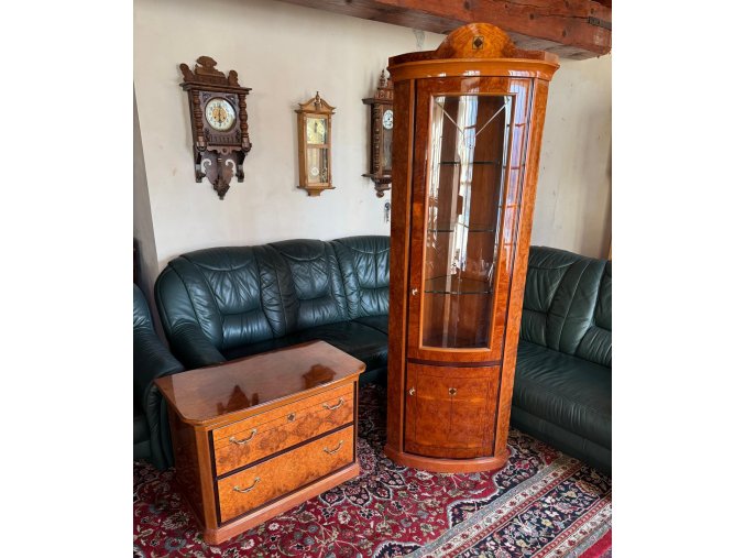 Rohová prosklená vitrína s komodou z masivu