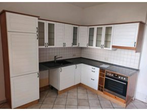 Bílá kuchyňská linka z masivu se spotřebiči