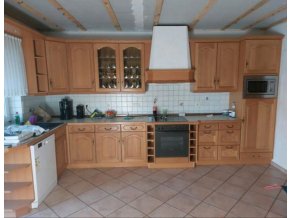 Rustikální dubová kuchyňská linka se spotřebiči