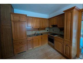 Kuchyně zn.Alno z masivu s vestavěnými spotřebiči a příborníkem