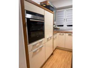 Krémová linka ve vysokém lesku s vestavěnými spotřebiči