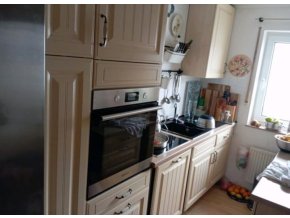 Krásná kuchyně ve skandinavském stylu se spotřebiči