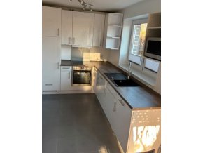 Moderní krémová linka ve vysokém lesku s vestavěnými spotřebiči