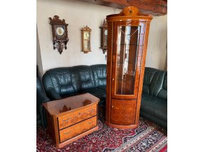 Rohová prosklená vitrína s komodou z masivu