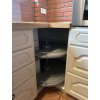 Krásná kuchyně ve venkovském stylu s vestavěnými spotřebiči