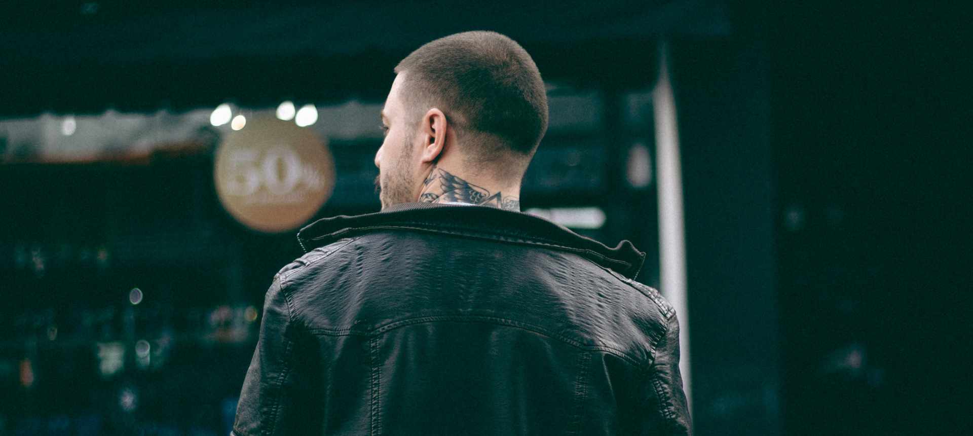 Kožená bunda, muž, tetování