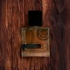 Pánsky parfum GENTLEman na drevenom pozadí