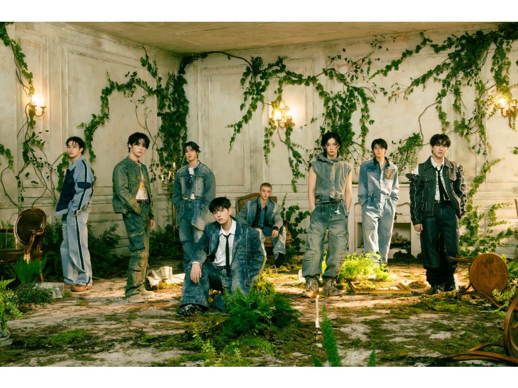 JP STRAY KIDS Hollow Limited Edition Type A ezgif.com webp to png converter