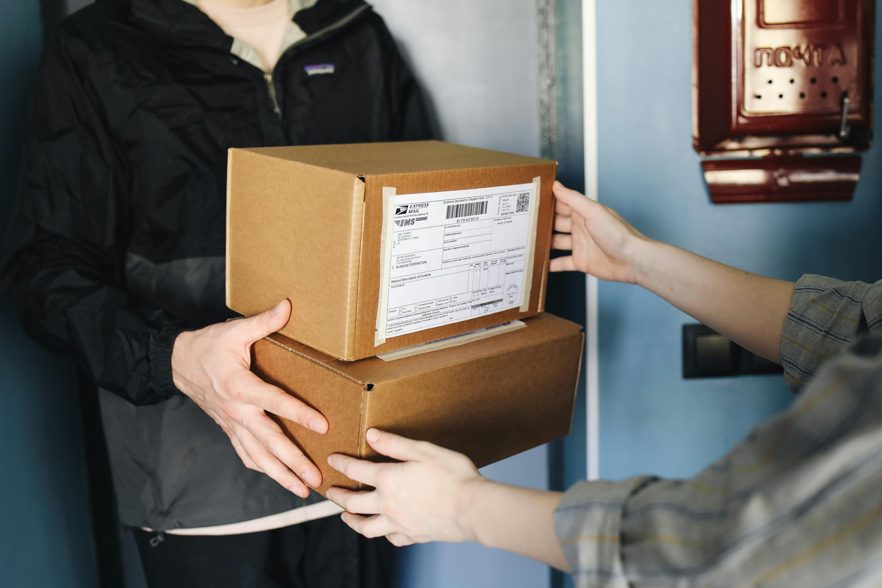 Kurýr předává obalový materiál z eshopu