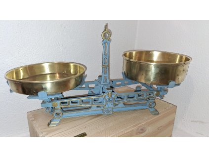 starožitné miskové váhy modré s vahadlem uprostřed, 3kg