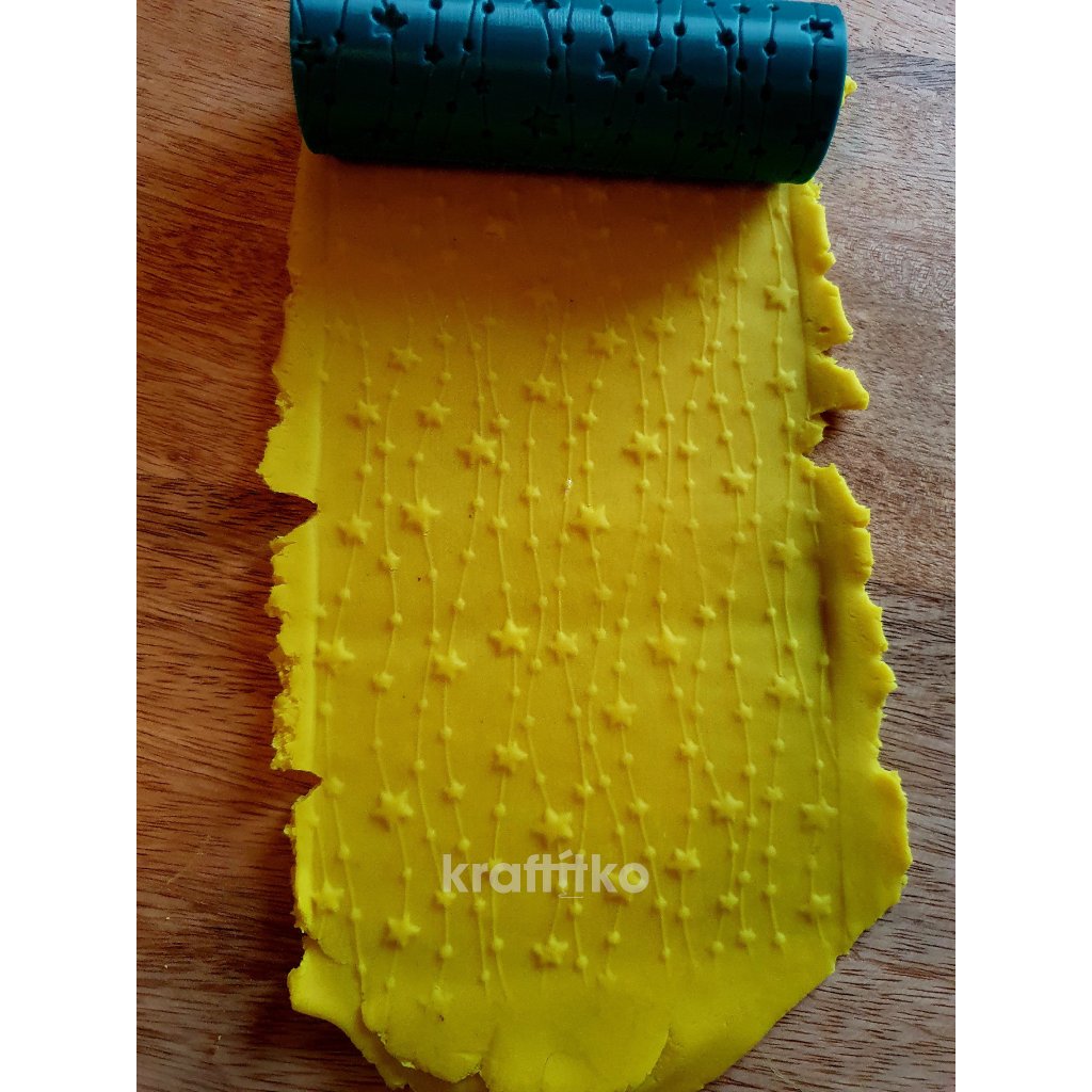 Váleček reliéfní -  hvězdičky na šňůrce (Velikost 10 cm)