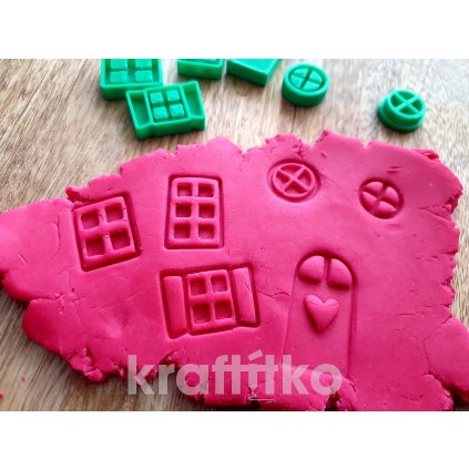 1206 2 sada okynek a dveri 2cm velikost