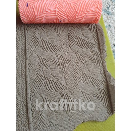 Váleček reliéfní - velké různé listy (Velikost 10 cm)