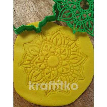 Mandala květ č.1 - vykrajovátko s vnitřkem (Velikost 12 cm)