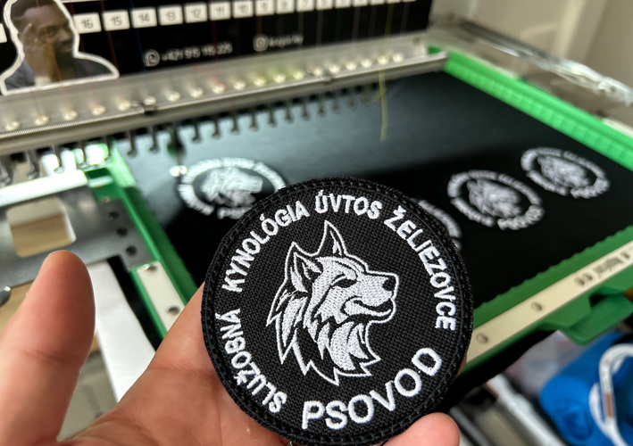 Vyšívaná nášivka PSOVOD vyrobená na vyšívacom stroji