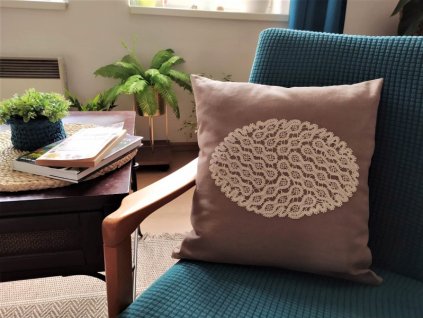 Polštář sv.hnědý s krajkovou aplikací