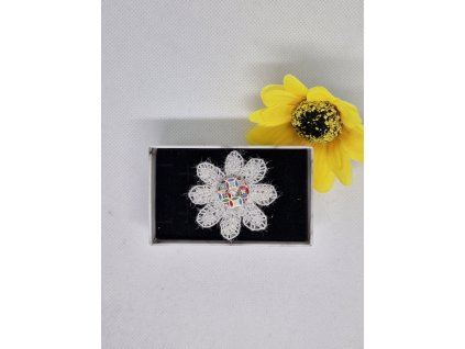 Brož - bílá květina