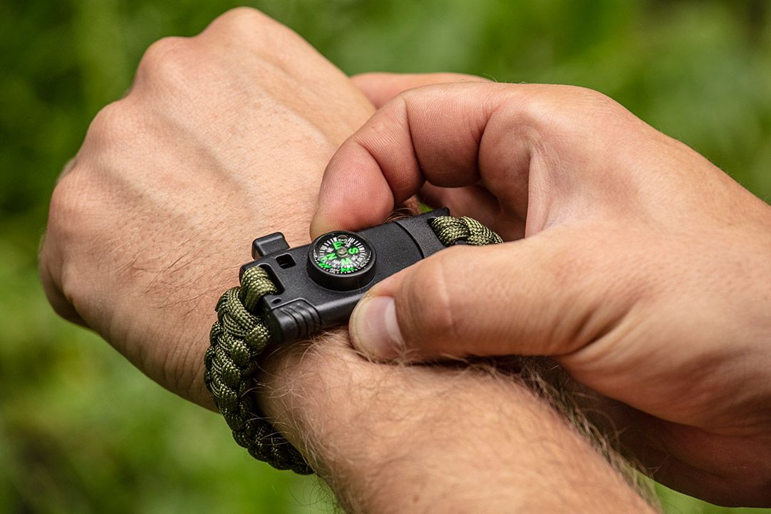 Náramek pro přežití – k čemu slouží při výpravách do neznáma?