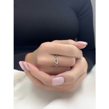 Dámský zlatý prsten spojená srdíčka