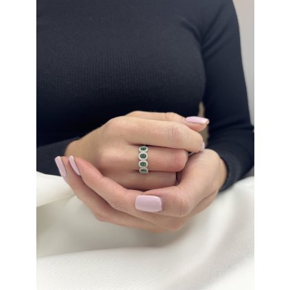 Stříbrný dámský prsten se zelenými oky