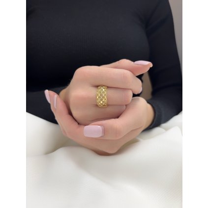 Zlatý dámský prsten gravírovaná obroučka se zirkony